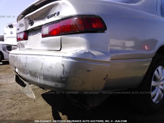 4T1BG22K6WU268448 - 1998 TOYOTA CAMRY CE/LE/XLE 灰色 照片 6