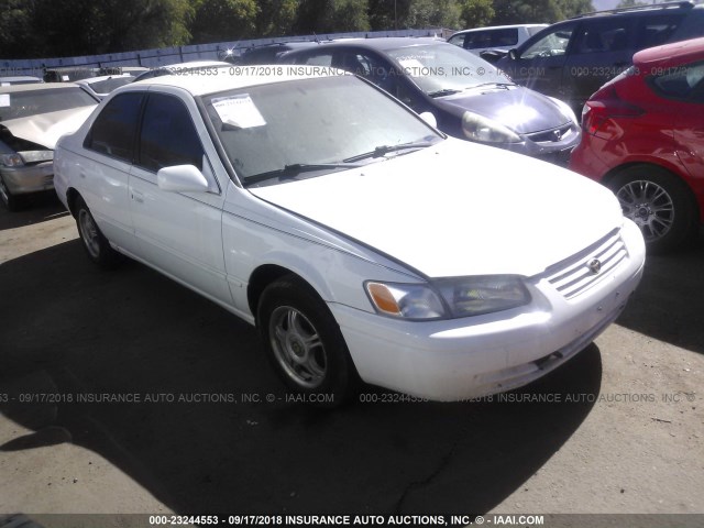 JT2BG22K1W0196207 - 1998 TOYOTA CAMRY CE/LE/XLE 白色 照片 1