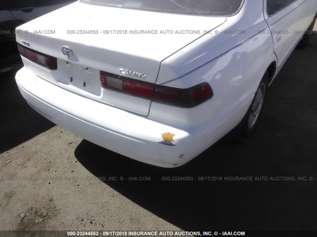 JT2BG22K1W0196207 - 1998 TOYOTA CAMRY CE/LE/XLE 白色 照片 6
