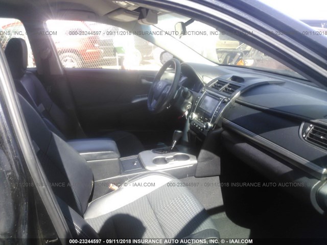 4T1BF1FK8DU648055 - 2013 TOYOTA CAMRY L/SE/LE/XLE Qara foto 5