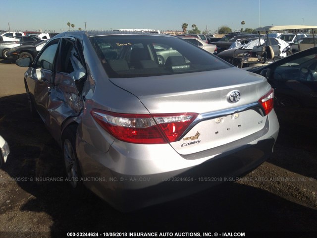 4T1BF1FK5HU409438 - 2017 TOYOTA CAMRY LE/XLE/SE/XSE 银色 照片 3