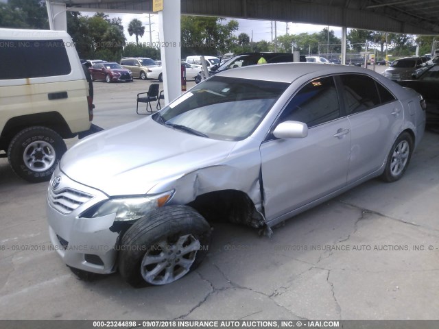 4T1BF3EK0BU735135 - 2011 TOYOTA CAMRY SE/LE/XLE ვერცხლისფერი ფოტო 2