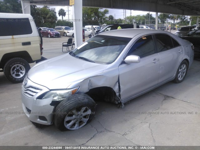 4T1BF3EK0BU735135 - 2011 TOYOTA CAMRY SE/LE/XLE SILVER photo 2