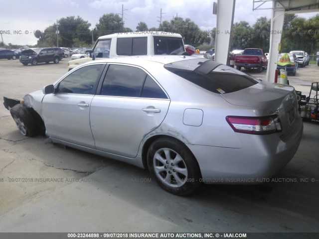 4T1BF3EK0BU735135 - 2011 TOYOTA CAMRY SE/LE/XLE SILVER photo 3