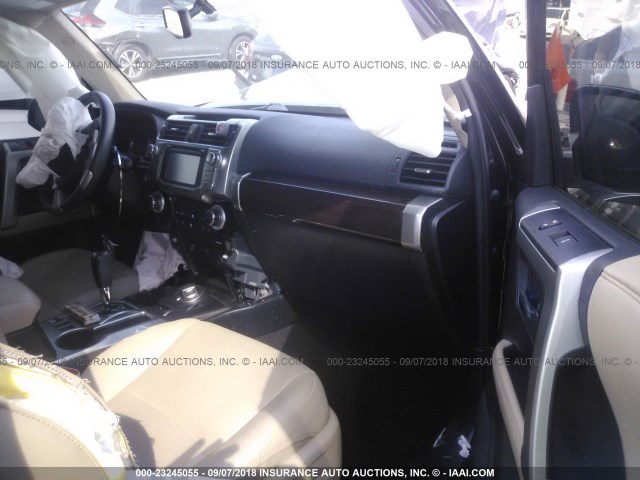 JTEBU5JR5G5391792 - 2016 TOYOTA 4RUNNER SR5 PREM/LTDL/TRAIL/TRD შავი ფოტო 5