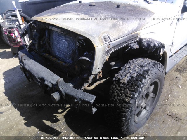 1J4GA59168L652808 - 2008 JEEP WRANGLER UNLIMITE SAHARA SILVER photo 6