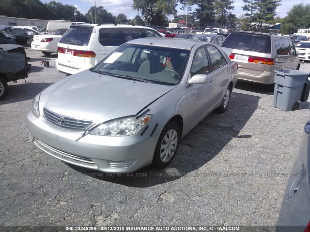 4T1BE32K65U002552 - 2005 TOYOTA CAMRY LE/XLE/SE Күміс фото 2