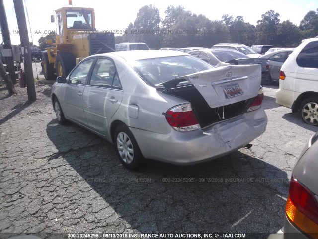 4T1BE32K65U002552 - 2005 TOYOTA CAMRY LE/XLE/SE Күміс фото 3
