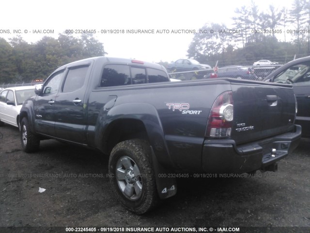 3TMMU4FN2BM030942 - 2011 TOYOTA TACOMA DOUBLE CAB LONG BED GRAY photo 3