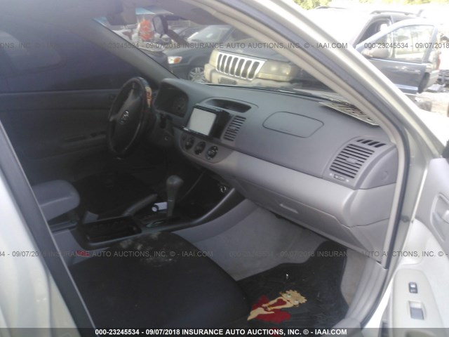 4T1BE30K93U699814 - 2003 TOYOTA CAMRY LE/XLE/SE Күміс фото 5