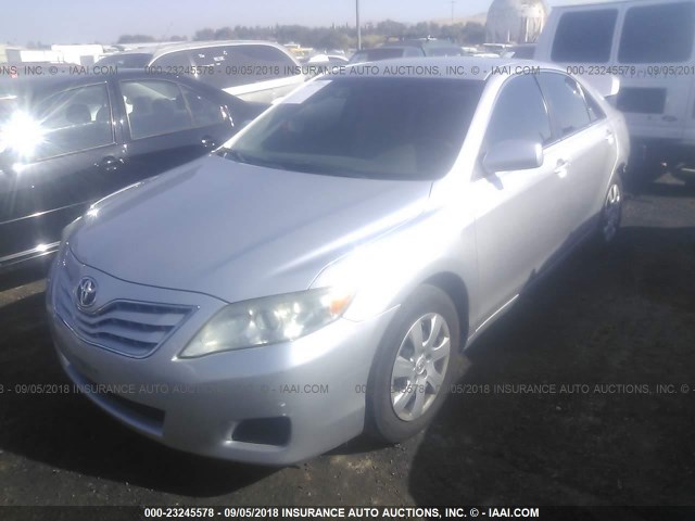 4T1BF3EK6AU112634 - 2010 TOYOTA CAMRY SE/LE/XLE SILVER photo 2