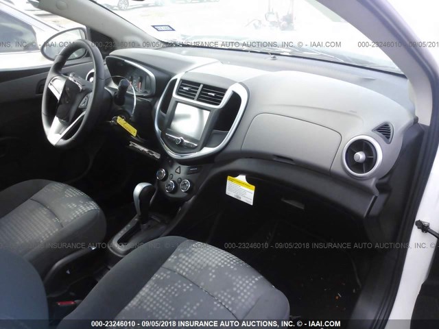 1G1JG6SH5H4159924 - 2017 CHEVROLET SONIC WHITE photo 5