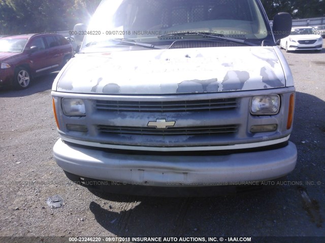 1GCFG15W411119996 - 2001 CHEVROLET EXPRESS G1500  WHITE photo 6