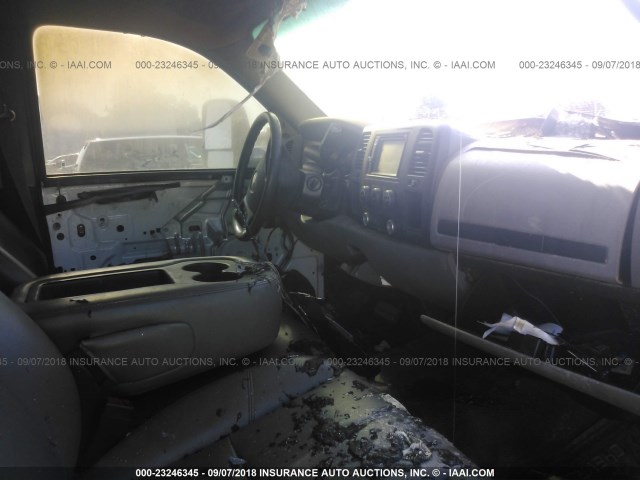 1GC1CVCG0BF131995 - 2011 CHEVROLET SILVERADO C2500 HEAVY DUTY WHITE photo 5