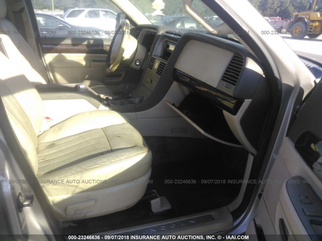 5LMEU88H64ZJ13092 - 2004 LINCOLN AVIATOR 银色 照片 5