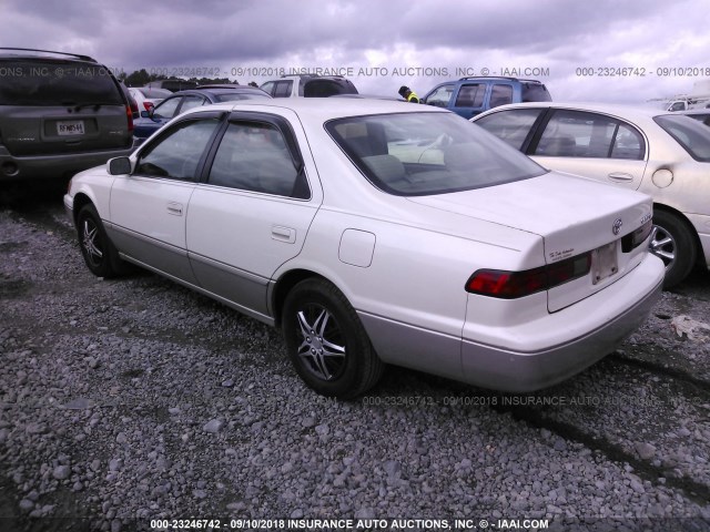 JT2BG22K2X0362025 - 1999 TOYOTA CAMRY LE/XLE WHITE photo 3