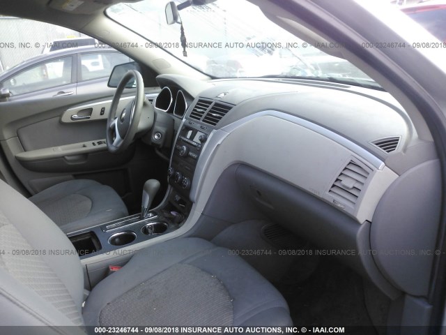 1GNLVEED4AS136507 - 2010 CHEVROLET TRAVERSE LS SILVER photo 5