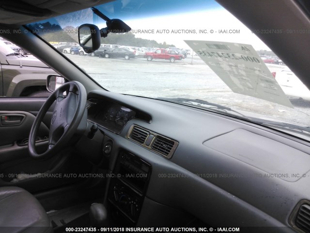 4T1BG22K0VU170241 - 1997 TOYOTA CAMRY CE/LE/XLE ნაცრისფერი ფოტო 5