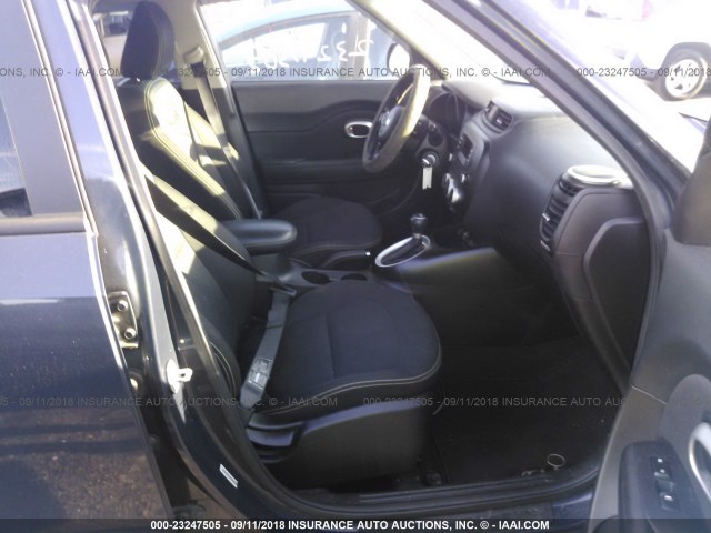 KNDJP3A50E7010912 - 2014 KIA SOUL + GRAY photo 5