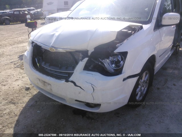 2A8HR54179R604018 - 2009 CHRYSLER TOWN & COUNTRY TOURING WHITE photo 6