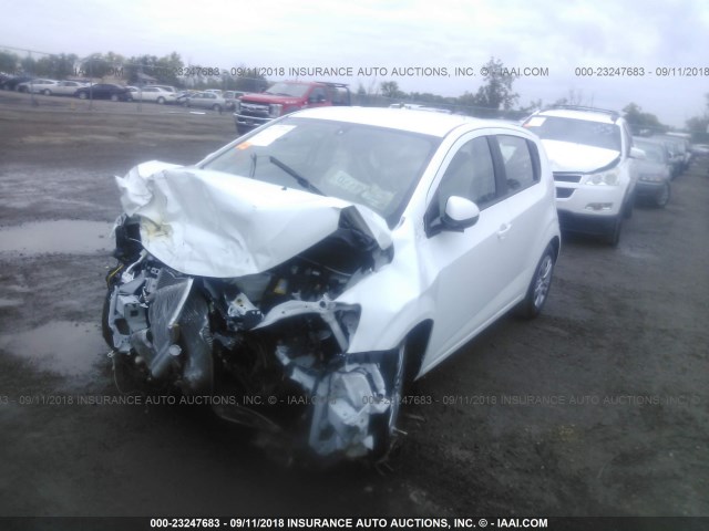 1G1JG6SH0J4107462 - 2018 CHEVROLET SONIC WHITE photo 2