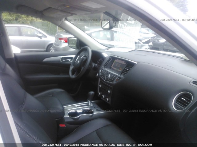 5N1DR2MN1JC612809 - 2018 NISSAN PATHFINDER S/SV/SL/PLATINUM WHITE photo 5