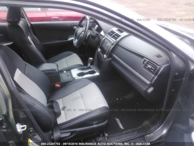 4T1BF1FK0CU043476 - 2012 TOYOTA CAMRY SE/LE/XLE 灰色 照片 5
