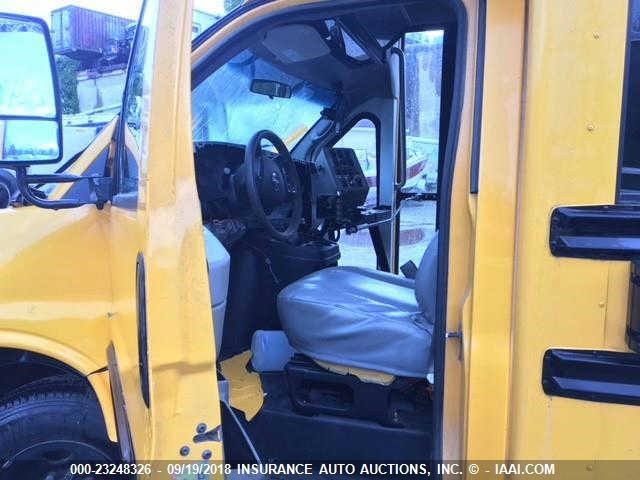 1GDHG31C691159133 - 2009 GMC G3500  YELLOW photo 5