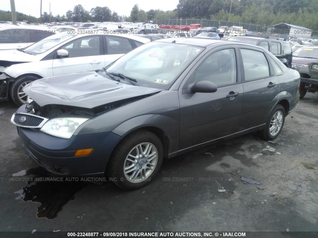 1FAFP34NX5W315962 - 2005 FORD FOCUS ZX4 GRAY photo 2