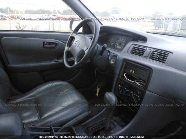 4T1BG22K6VU161804 - 1997 TOYOTA CAMRY CE/LE/XLE 灰色 照片 5