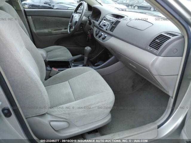4T1BE32K02U555466 - 2002 TOYOTA CAMRY LE/XLE/SE Алтын фото 5