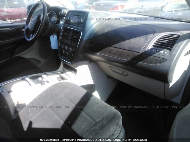 2C4RDGCG5DR626720 - 2013 DODGE GRAND CARAVAN SXT SILVER photo 5