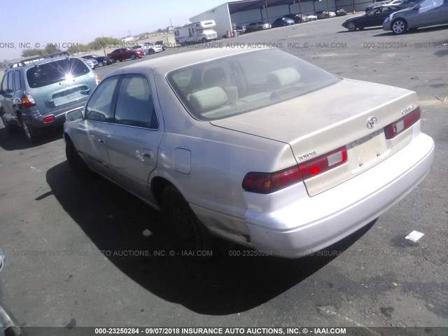 JT2BG22K4W0127513 - 1998 TOYOTA CAMRY CE/LE/XLE 金色 照片 3