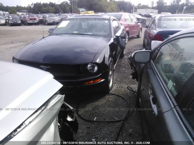 1ZVFT80N565243937 - 2006 FORD MUSTANG BLACK photo 2