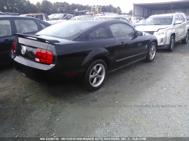 1ZVFT80N565243937 - 2006 FORD MUSTANG BLACK photo 4