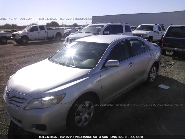 4T4BF3EK8AR065807 - 2010 TOYOTA CAMRY SE/LE/XLE SILVER photo 2