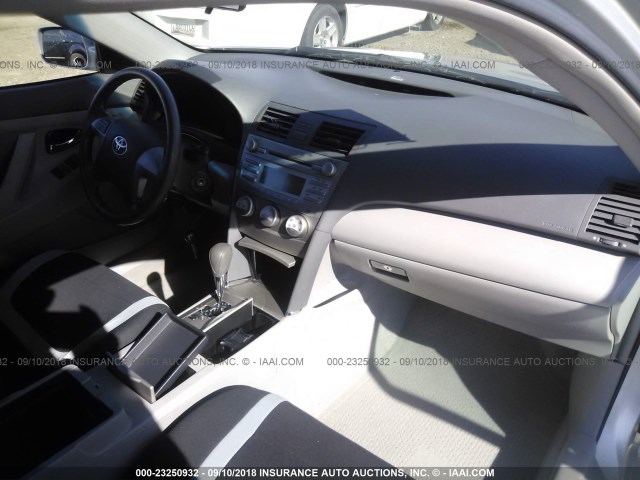 4T4BF3EK8AR065807 - 2010 TOYOTA CAMRY SE/LE/XLE SILVER photo 5