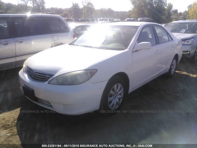 4T1BE32K25U560463 - 2005 TOYOTA CAMRY LE/XLE/SE Ақ фото 2