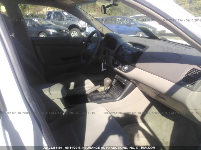 4T1BE32K25U560463 - 2005 TOYOTA CAMRY LE/XLE/SE Ақ фото 5