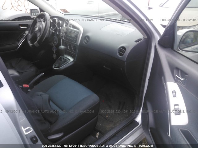 2T1KR32E95C337174 - 2005 TOYOTA COROLLA MATRIX XR SILVER photo 5