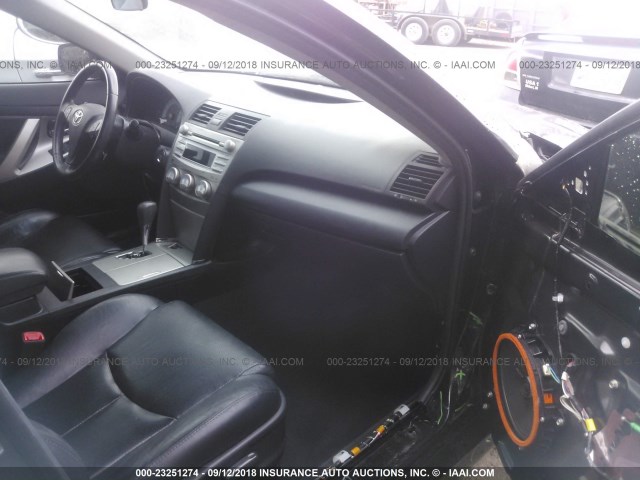 4T1BF3EK1BU667539 - 2011 TOYOTA CAMRY SE/LE/XLE BLACK photo 5