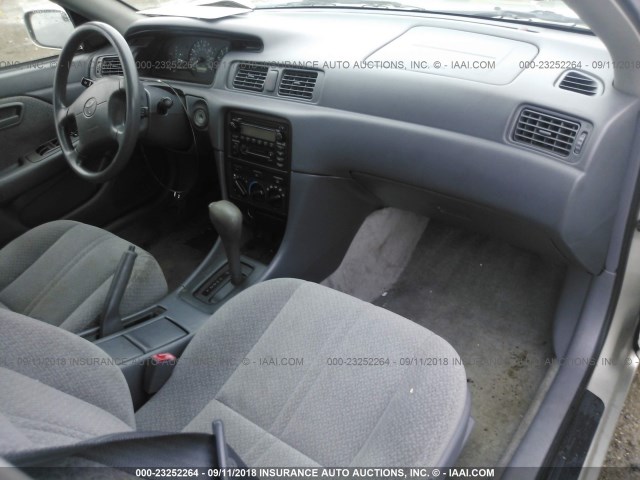 4T1BG22K91U070651 - 2001 TOYOTA CAMRY CE/LE/XLE 银色 照片 5