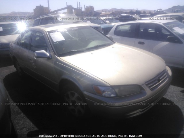 JT2BF28K8W0111650 - 1998 TOYOTA CAMRY LE/XLE GOLD photo 1