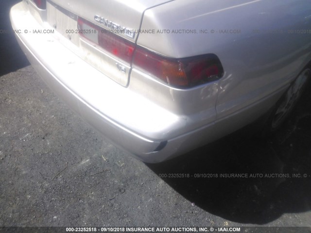 JT2BF28K8W0111650 - 1998 TOYOTA CAMRY LE/XLE GOLD photo 6