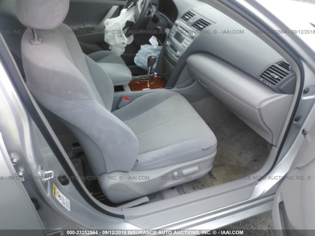 4T1BE46K69U388167 - 2009 TOYOTA CAMRY SE/LE/XLE ნაცრისფერი ფოტო 5