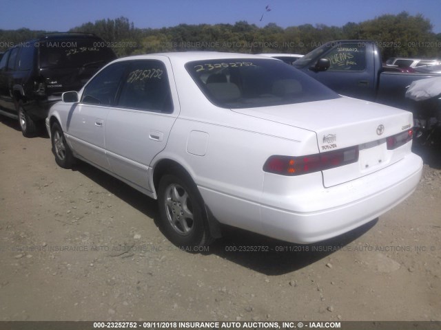 JT2BG28K3W0199939 - 1998 TOYOTA CAMRY LE/XLE Ақ фото 3
