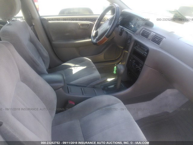 JT2BG28K3W0199939 - 1998 TOYOTA CAMRY LE/XLE Ақ фото 5