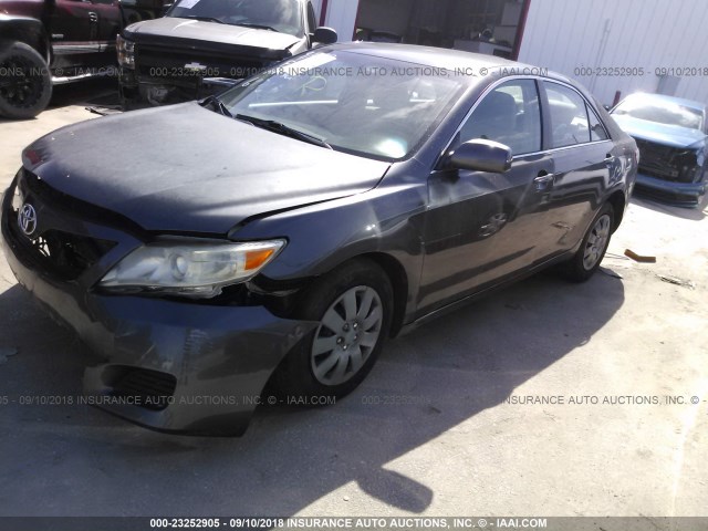 4T1BF3EK1AU086976 - 2010 TOYOTA CAMRY SE/LE/XLE ნაცრისფერი ფოტო 2