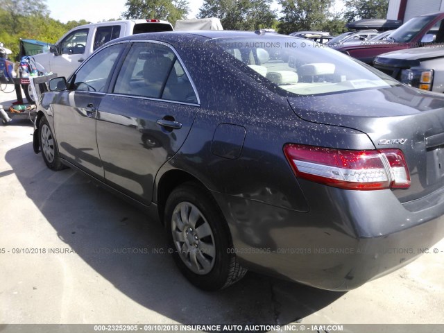 4T1BF3EK1AU086976 - 2010 TOYOTA CAMRY SE/LE/XLE ნაცრისფერი ფოტო 3