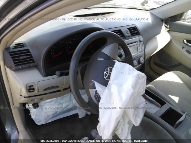 4T1BF3EK1AU086976 - 2010 TOYOTA CAMRY SE/LE/XLE ნაცრისფერი ფოტო 5